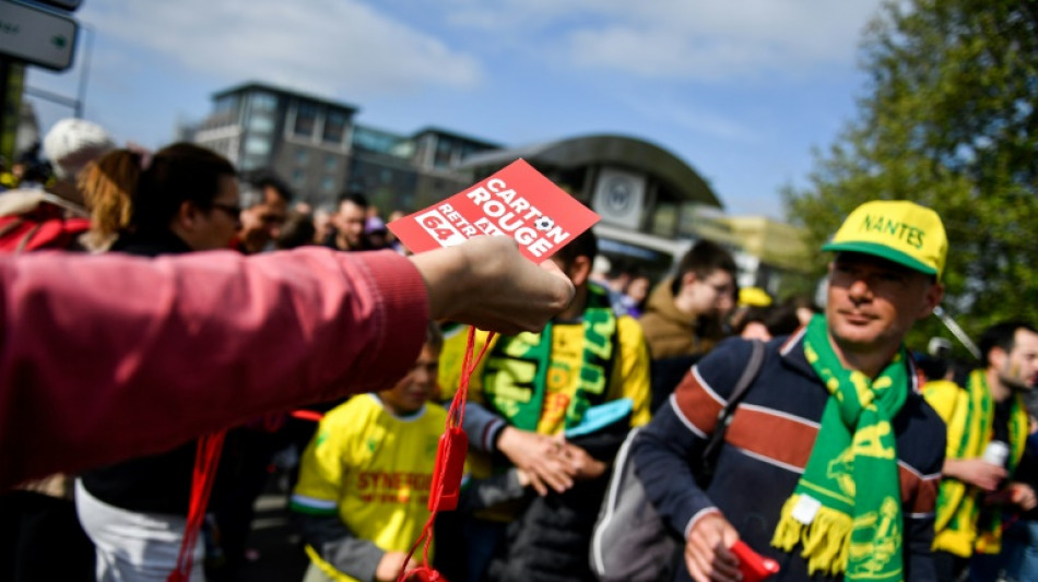 Avant la finale au Stade de France, distribution de cartons rouges anti-Macron  