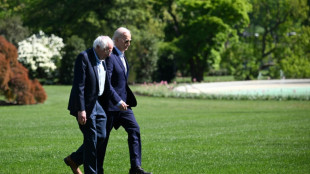 Sous pression pour renoncer à se représenter, Biden reçoit le soutien de Bernie Sanders