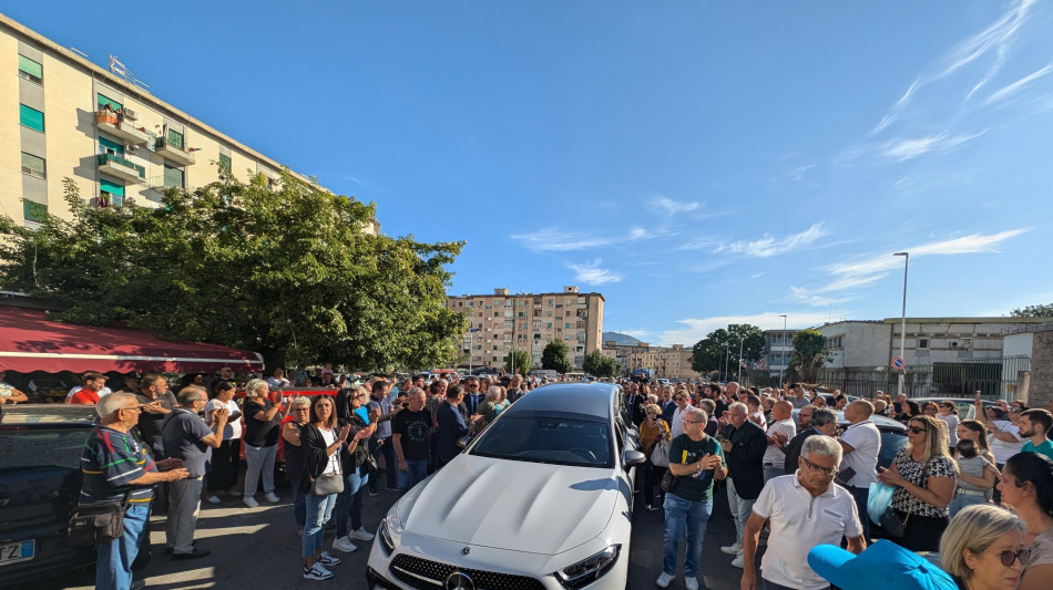 Schillaci: il corteo funebre attraversa le strade del Cep