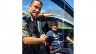 Polish-born US cop called to help motorists... and it's Lech Walesa!