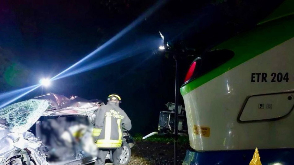 Donna morta in auto sotto un treno