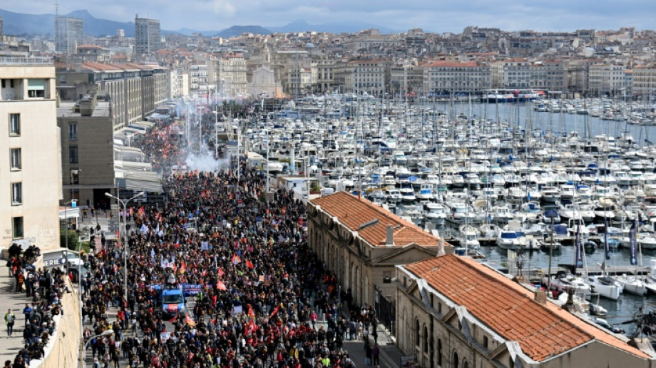 Retraites: regain de mobilisation et de tensions, nouvelle journée d'actions mardi