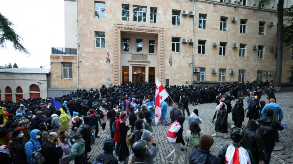 Proteste in Georgien: Demonstranten harren vor Parlament in Tiflis aus