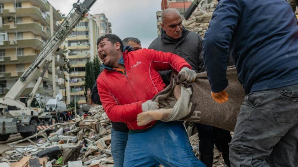 Séisme en Turquie et Syrie: plus de 2.600 morts, les secours dans le froid et la nuit