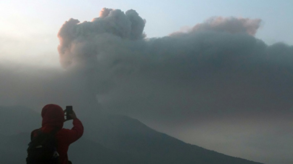 Suben a 22 los muertos por la erupción volcánica en Indonesia