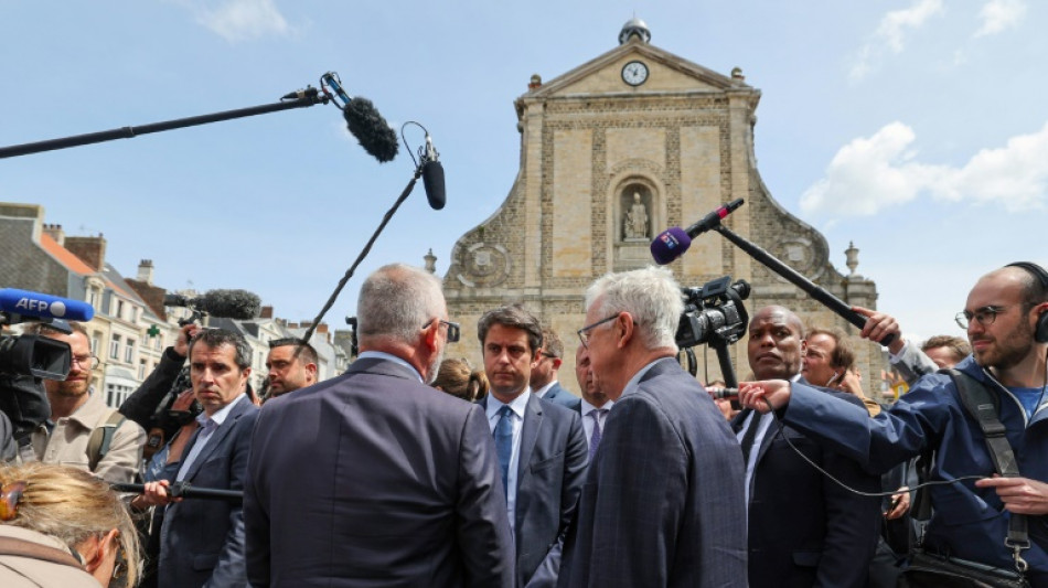 Législatives: Attal dans "l'action", programme commun à gauche et guerre à droite