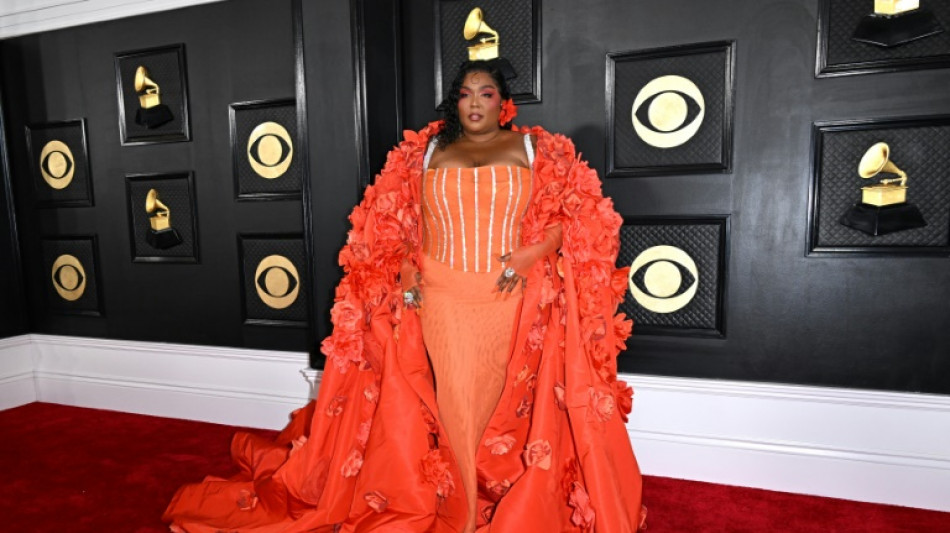 Colores atrevidos y el básico negro dominaron la alfombra roja de los Grammy