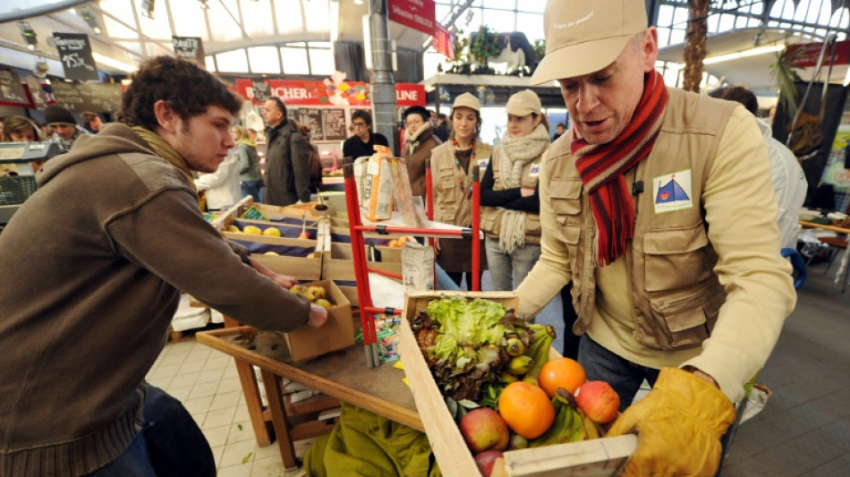 Inflation: sur un marché lillois, des "glaneurs" d'invendus face à une précarité qui s'étend