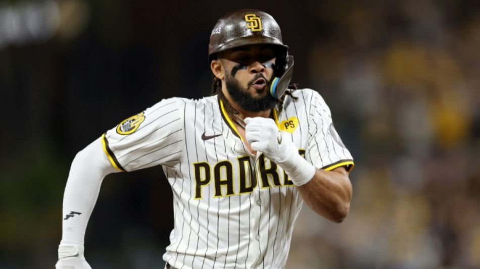  Padres edge Dodgers, Mets on the brink 