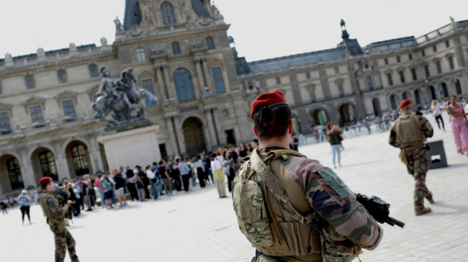 La France en alerte après la mort d'un enseignant dans un attentat islamiste