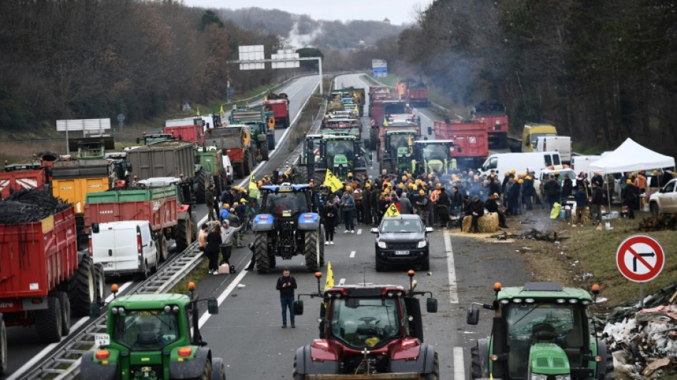 Agriculteurs fortement mobilisés, recueillement après la mort d'une éleveuse sur un barrage