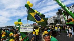 Brésil: à Copacabana, une marée jaune et verte "en mission" pour Bolsonaro