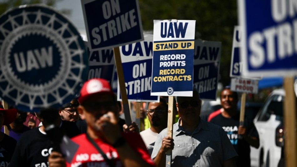 Accords entre les trois constructeurs auto et le syndicat UAW après six semaines de grève