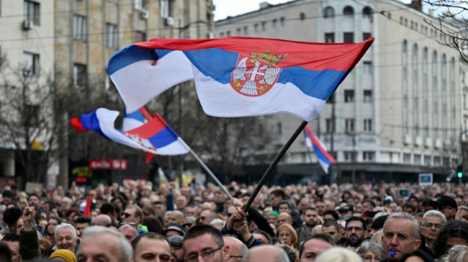 Tausende Serben protestieren in Belgrad gegen mutmaßlichen Wahlbetrug