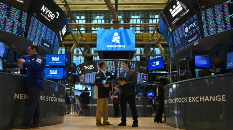 Wall Street clôt en baisse, plombée par l'inflation