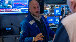 Wall Street ouvre en baisse, consolide avec la fin du mois