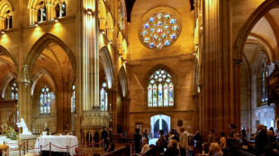 La iglesia australiana vela a un cardenal polarizante pese a las protestas