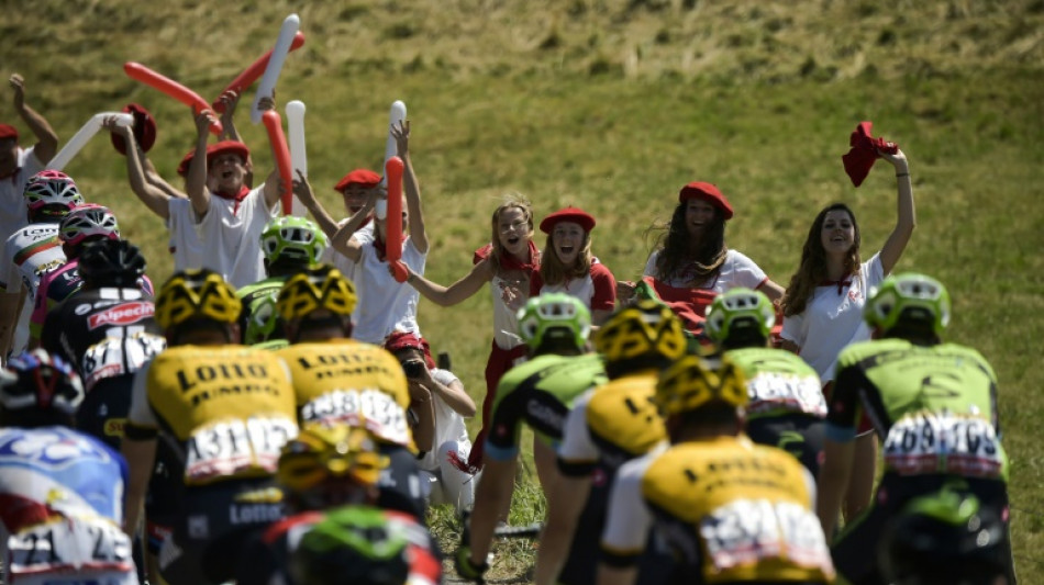 El ciclista holandés Milan Vader sufrió una grave caída en la Vuelta al País Vasco