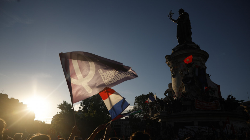  Folla in festa a Place de la Republique a Parigi 