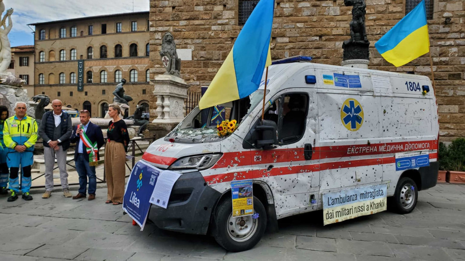 In mostra a Firenze ambulanza colpita dai russi in Ucraina