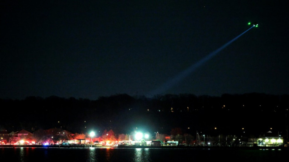 Un avión de pasajeros y un helicóptero caen al río tras chocar cerca de Washington