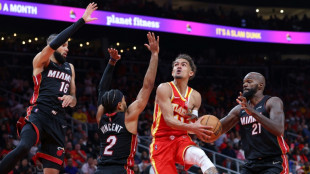 Los Hawks resisten ante Miami y Milwaukee se pasea en Chicago