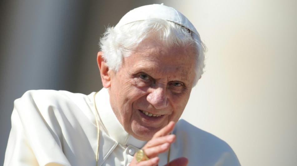 Hommage du pape au "bien-aimé" Benoît XVI devant les fidèles place Saint-Pierre