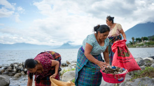 "Guardianas" mayas limpian lago amenazado por contaminación en Guatemala