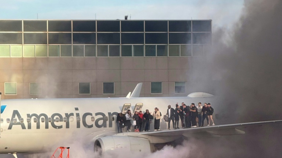 Feuer an Flugzeug von American Airlines in Denver - Zwölf Verletzte