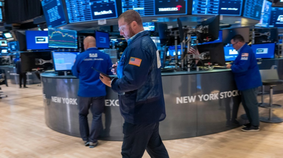 Wall Street termine en baisse, froissée par la montée des taux et de mauvais indicateurs