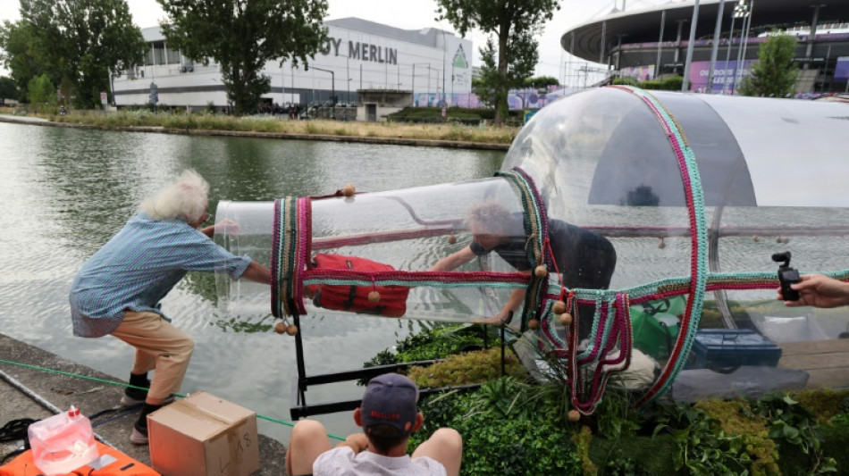 Französischer Performance-Künstler bezieht schwimmende Glasflasche 