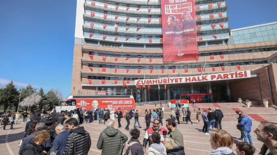 Un juez ordena encarcelar al alcalde opositor a Erdogan en medio de protestas