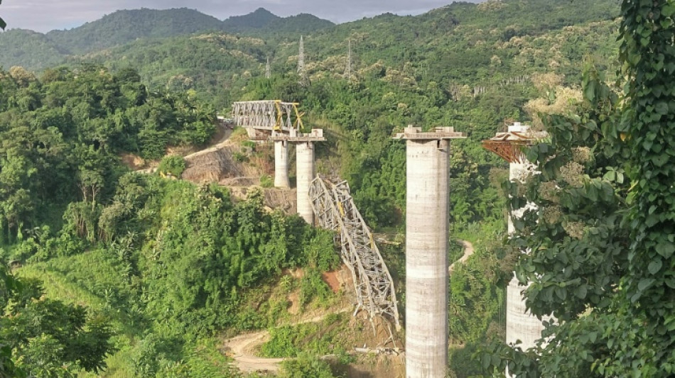 Ponte ferroviária em construção desaba e mata 18 na Índia