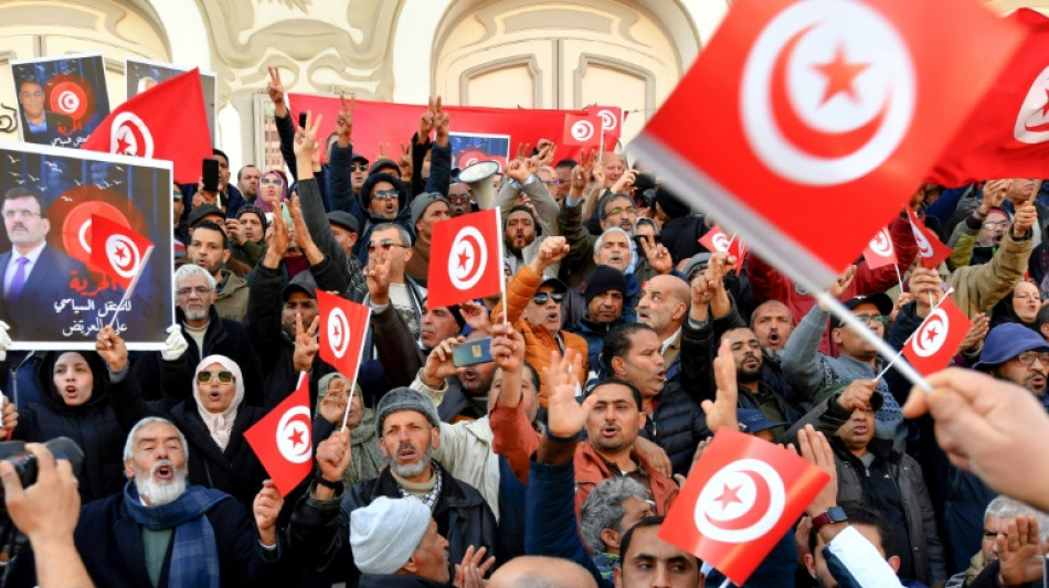 Tunisie: des centaines d'opposants pressent le président de "libérer les détenus"