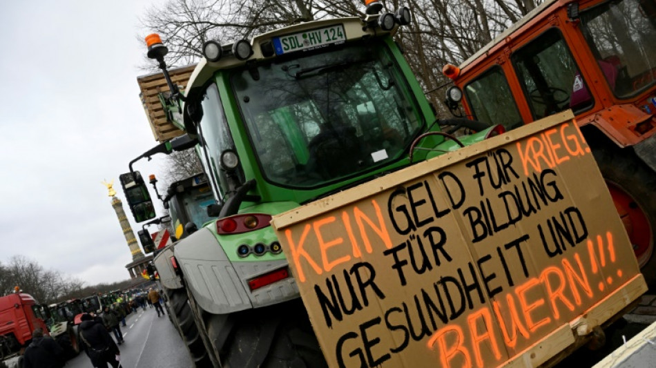 Landwirte besetzten Autobahn in Niedersachsen - Blockade mit Holzteilen und Mist