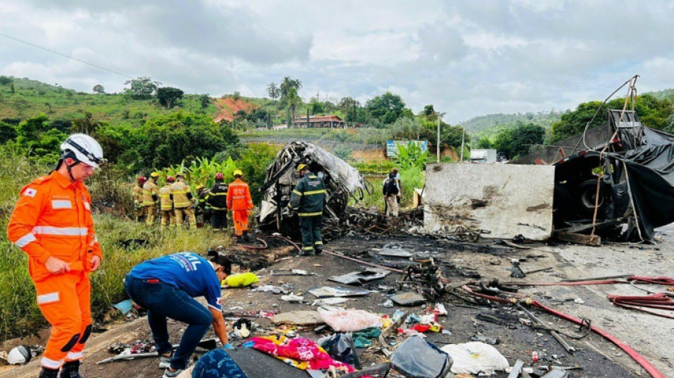 Acidente com ônibus deixa mais de 30 mortos em Minas Gerais