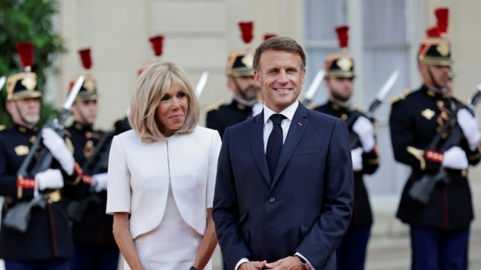 Condenan a dos mujeres en Francia por decir que Brigitte Macron es trans