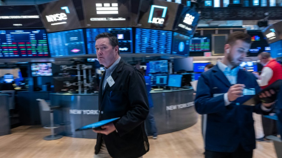 Wall Street en baisse, tendue par les banquiers centraux et le Moyen-Orient