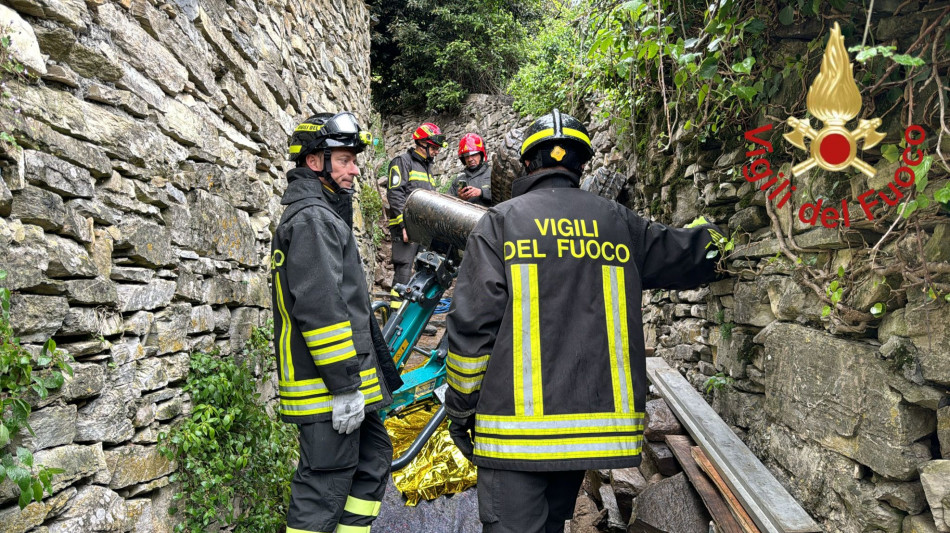 Escavatore si ribalta, morto un operaio di 39 anni