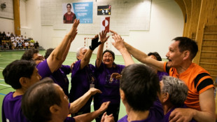 Un grupo de ancianos celebra un inusual campeonato de equipos en Groenlandia