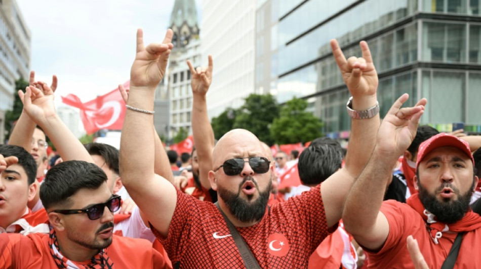 "Massiv" den Wolfsgruß gezeigt: Polizei stoppt türkischen Fan-Marsch in Berlin