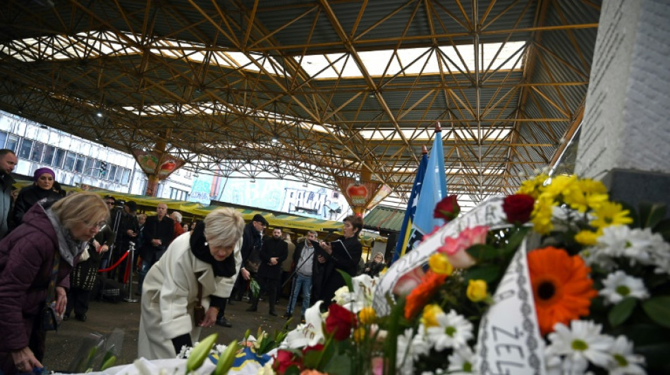 Menschen in Sarajevo gedenken der Opfer von Markt-Massaker vor 30 Jahren