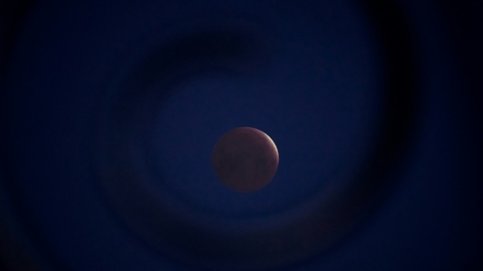 Un eclipse total tiñe la Luna de rojo