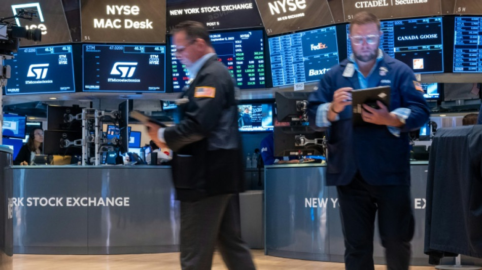 Wall Street ouvre en baisse, digère encore la communication de la Fed