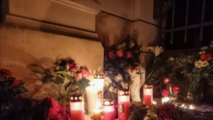 Flores e velas em frente à casa de Tina Turner na Suíça