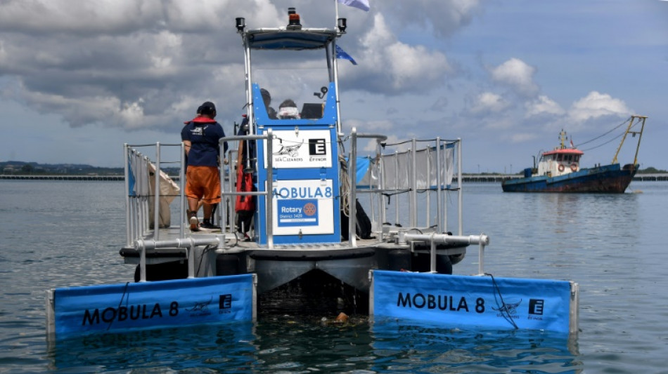 Un bateau de dépollution contre le fléau du plastique en mer à Bali