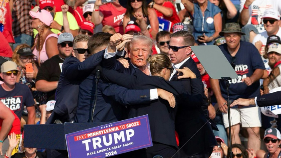 Trump visé par des tirs et blessé lors d'un meeting