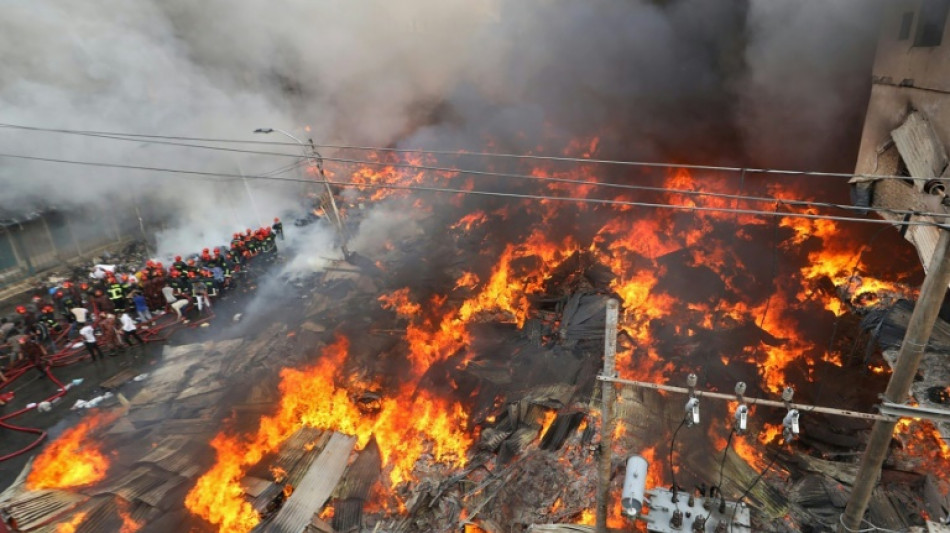 Incendio en un mercado de ropa de la capital de Bangladés