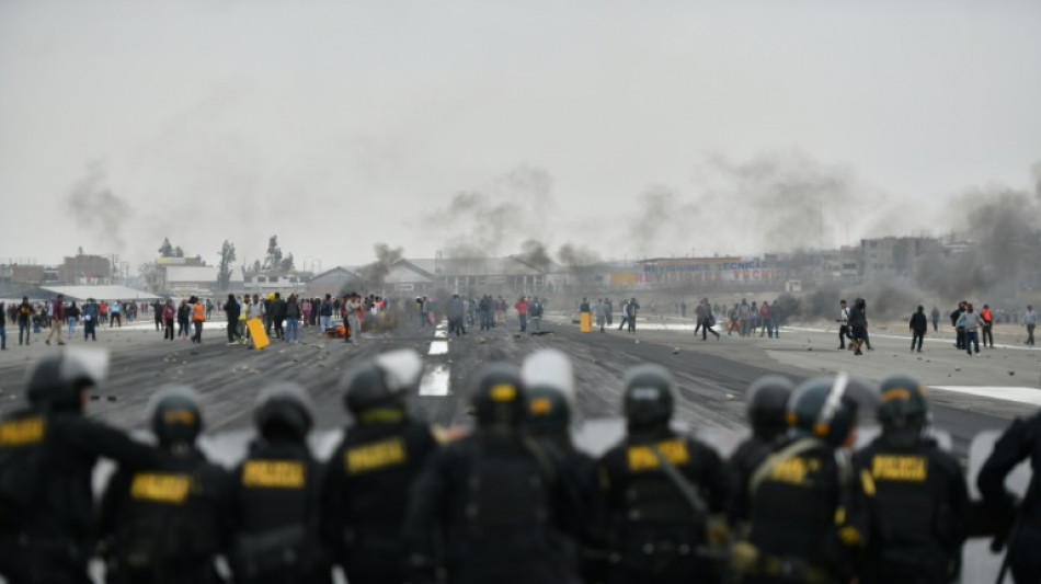 Dos manifestantes muertos en protestas en Perú, pese a anuncio de elecciones anticipadas