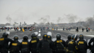 Manifestantes bloquean aeropuertos y rutas en Perú pese a anuncio de elecciones anticipadas